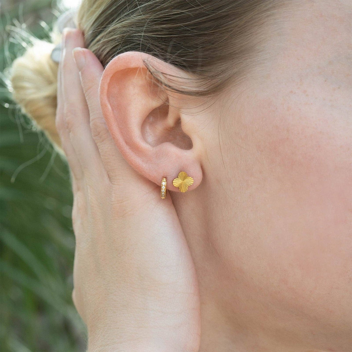 18K Gold PVD Stainless Steel Clover Stud Earrings: Gold