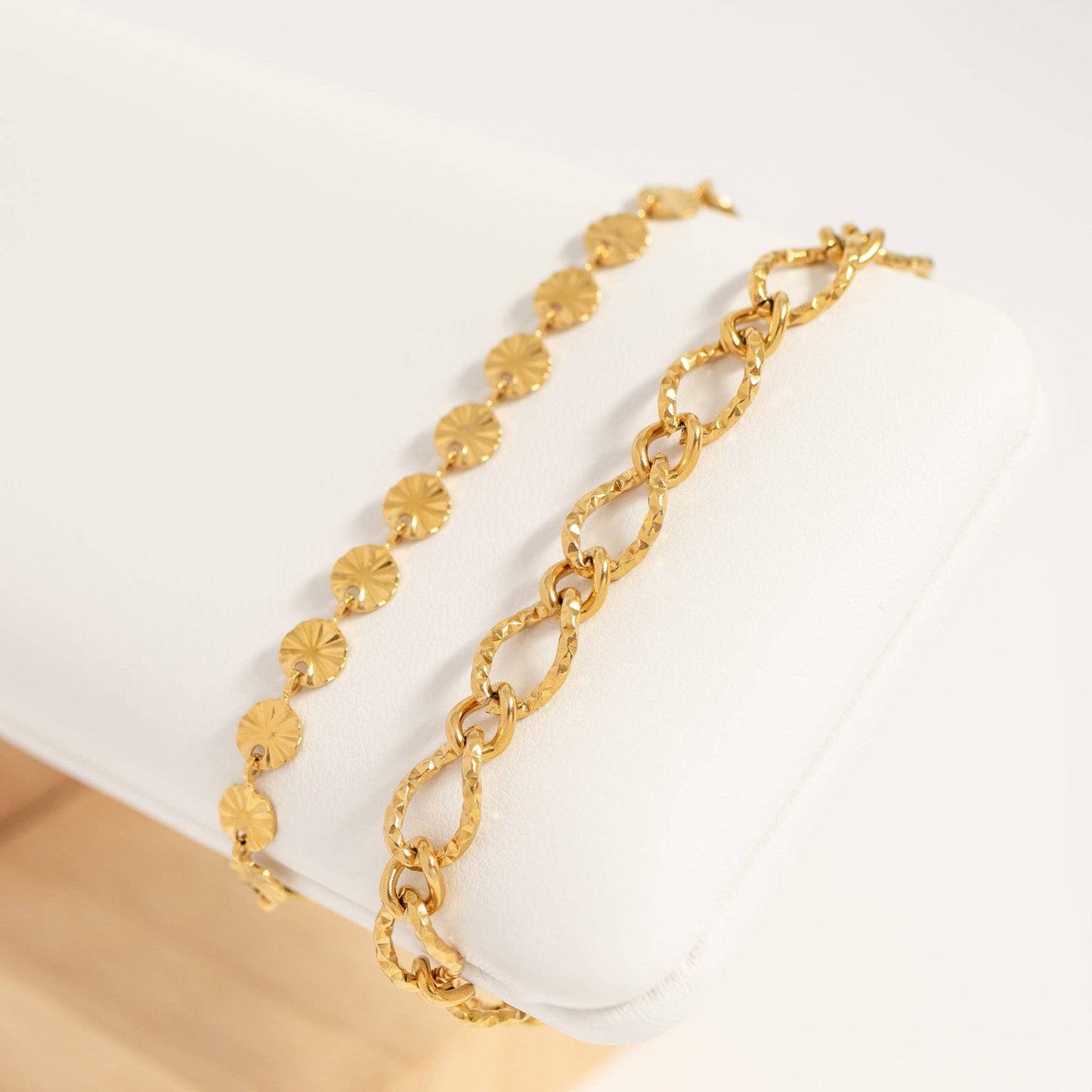 18K Gold PVD Stainless Steel Hammered Oval Chain Bracelet: Gold