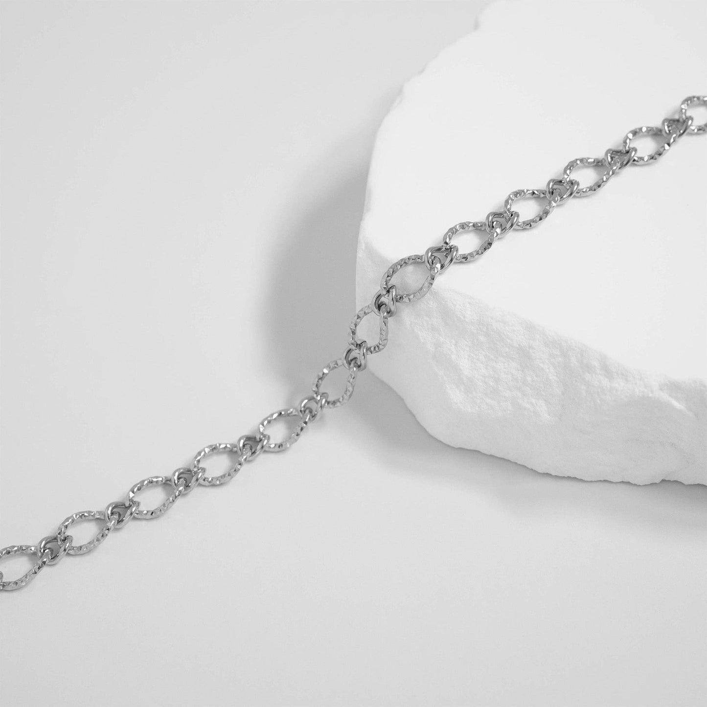 18K Gold PVD Stainless Steel Hammered Oval Chain Bracelet: Gold