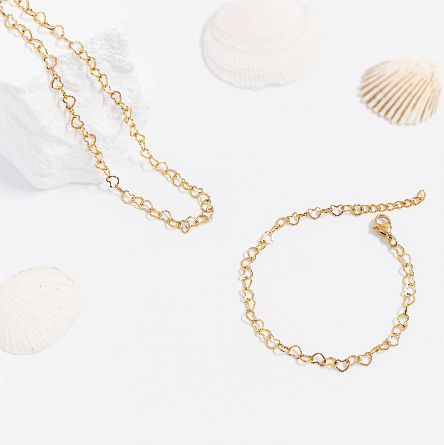 18K Gold PVD Stainless Steel Linked Heart Chain Bracelet: Gold